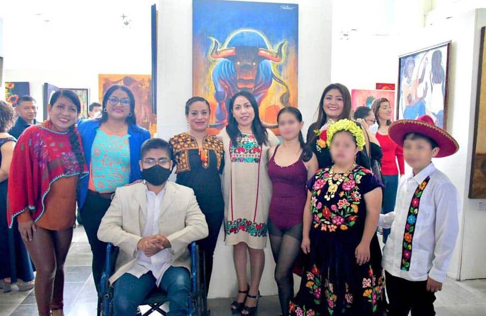 Artistas con discapacidad exponen sus obras en el Congreso de Oaxaca