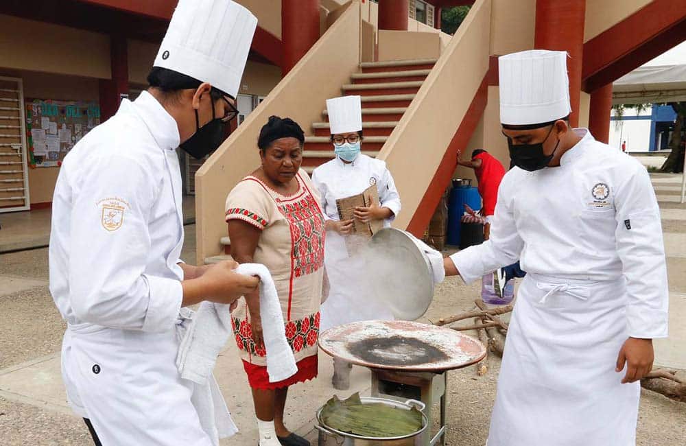 Celebra Gastronomía UABJO el Día del y la Chef con cocina afromexicana