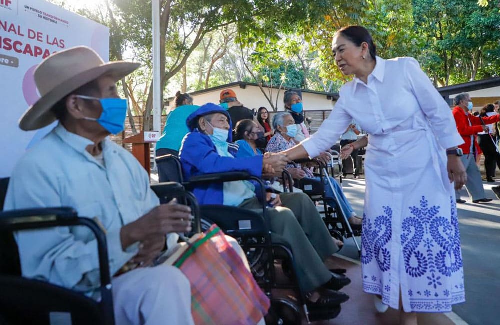 Entrega DIF Oaxaca apoyos funcionales a personas con discapacidad