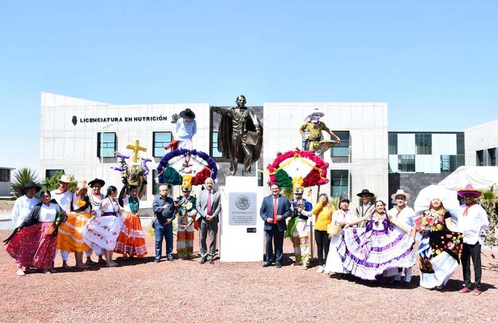 Dona UABJO estatua de Juárez a la Universidad de Zacatecas
