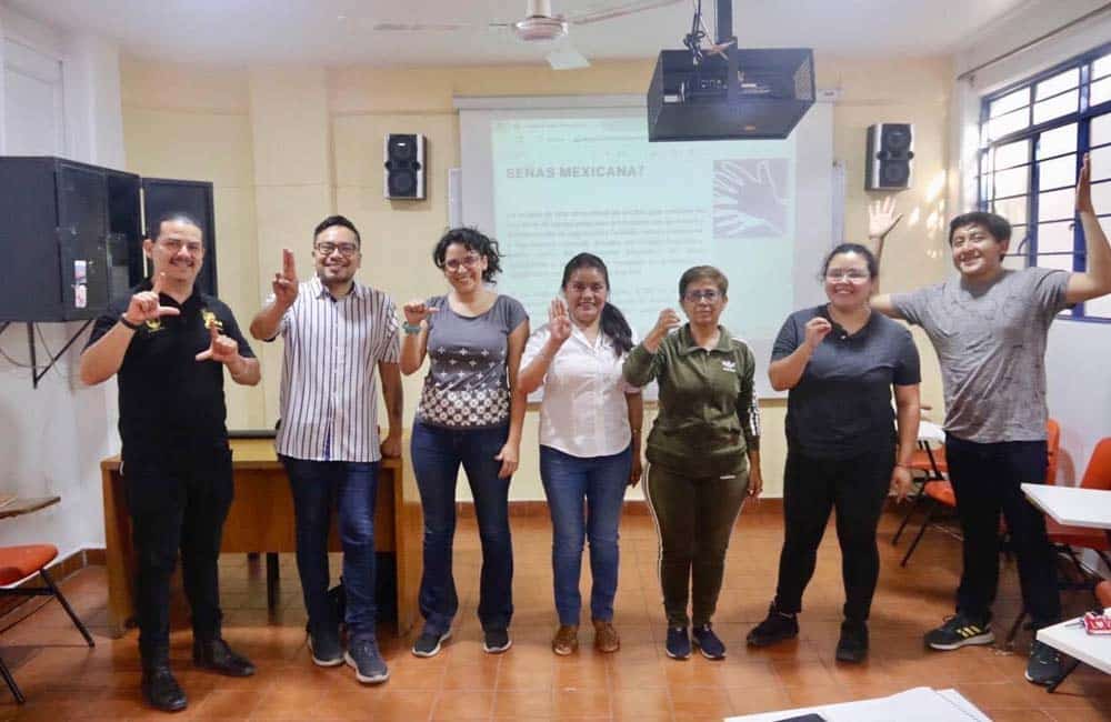 UABJO promueve lengua de señas mexicanas como derecho cultural