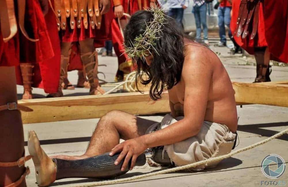 Persona con prótesis representa la Pasión de Cristo en Asunción Nochixtlán