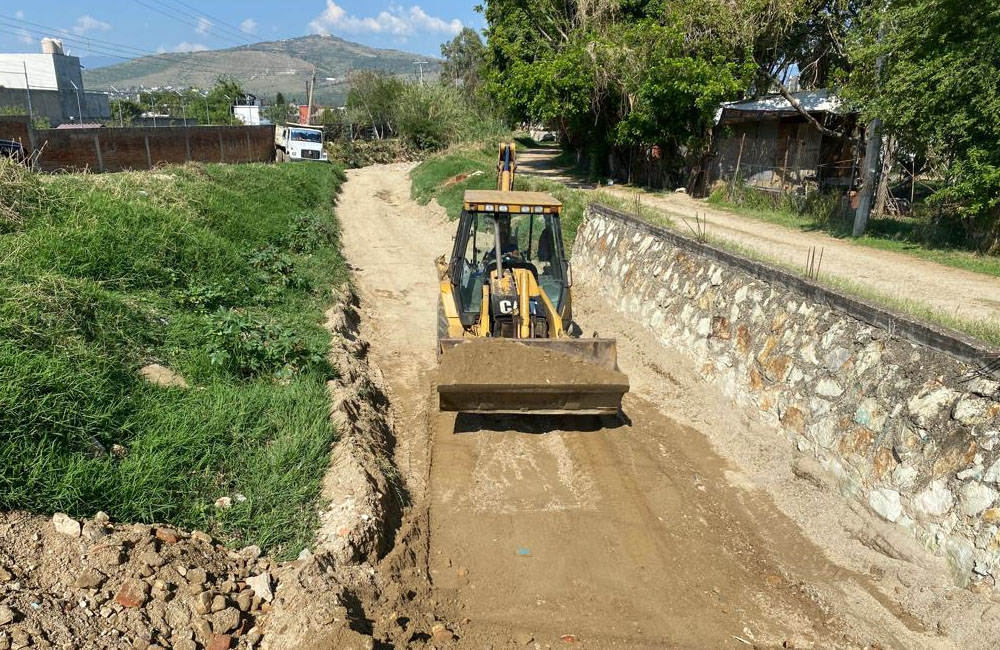 Desazolvan arroyos en San Jacinto Amilpas para evitar riesgos por desbordamiento