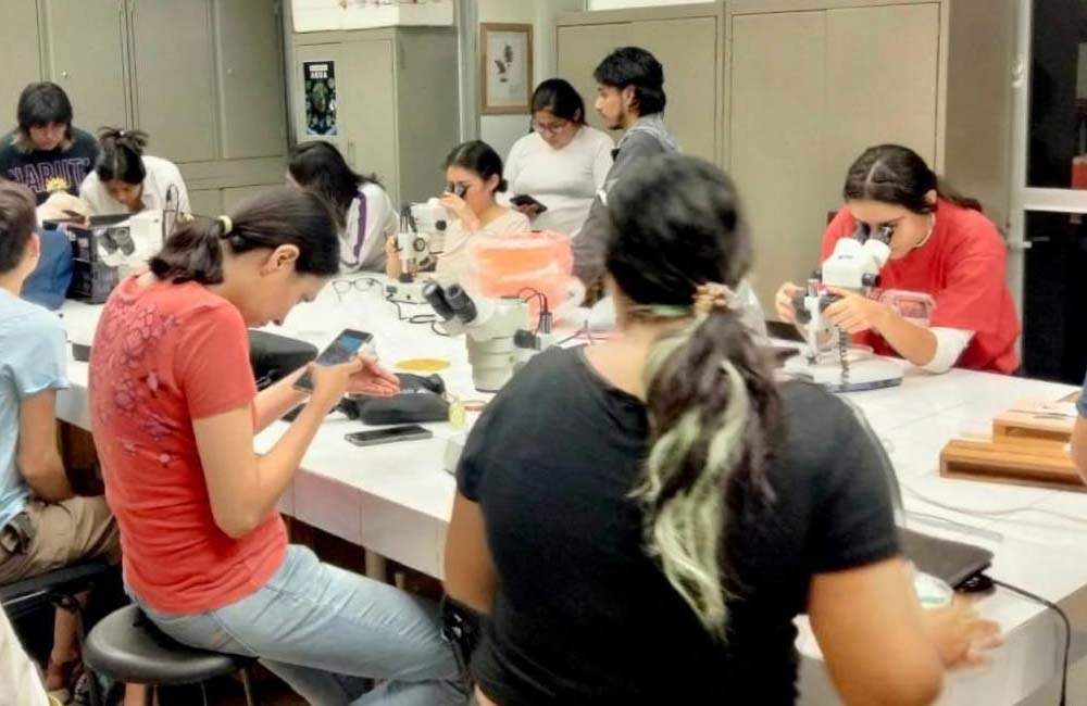 Estudiantes de la UNAM visitan la Escuela de Ciencias de la UABJO