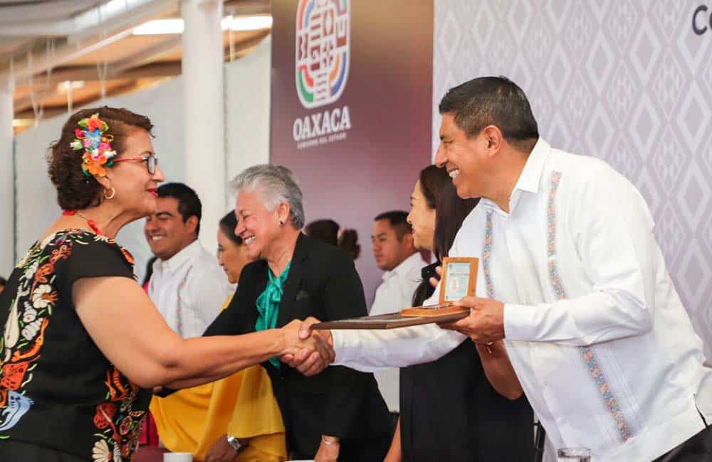 Entrega Gobierno de Oaxaca 543 diplomas y medallas al mérito docente