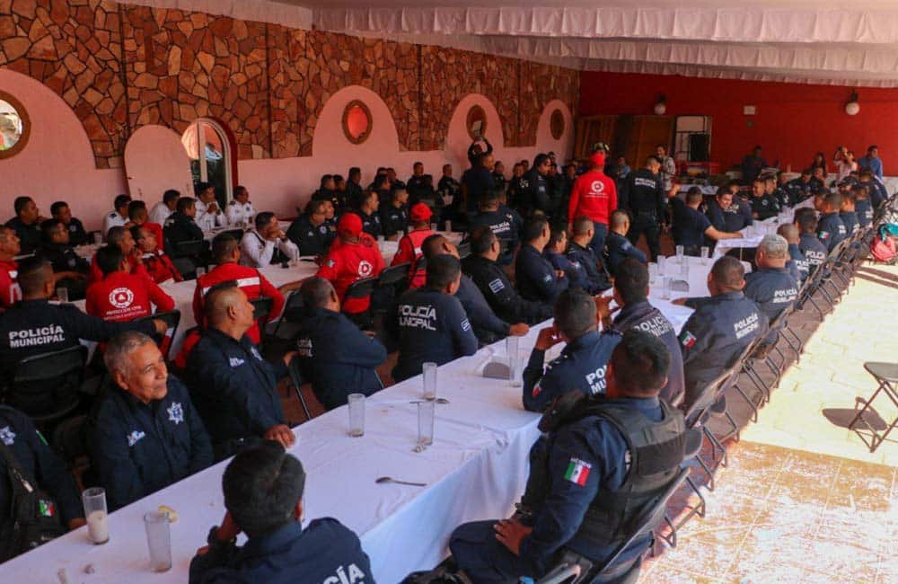 Celebran a policías de Xoxocotlán con motivo del Día del Padre