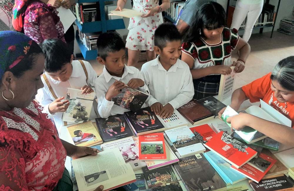 UABJO dona libros a municipios de Oaxaca