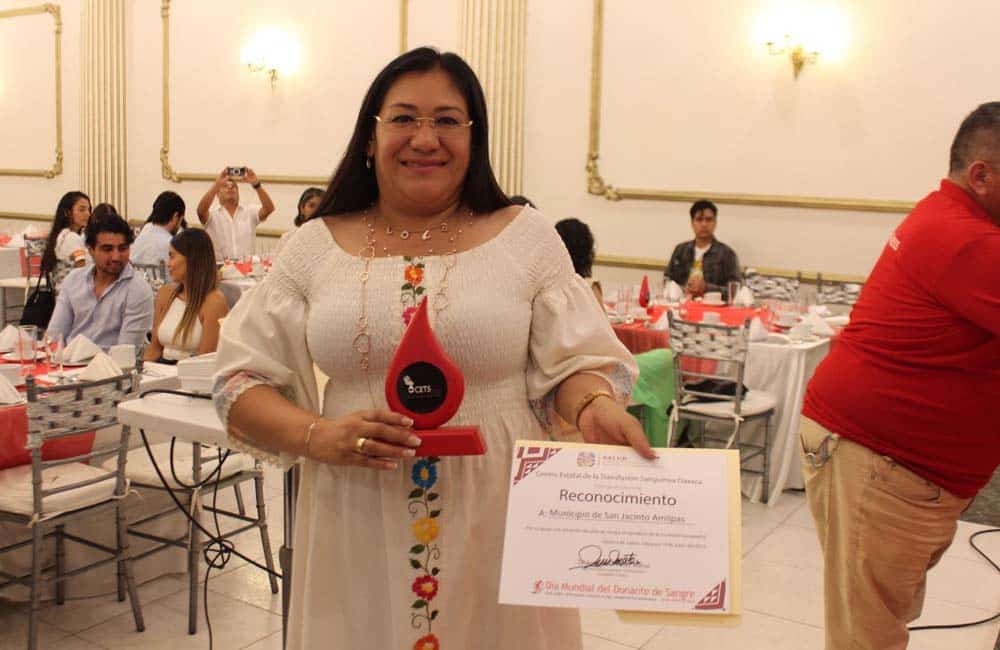 Recibe Gaby Díaz reconocimiento del CETS por promover la donación de sangre