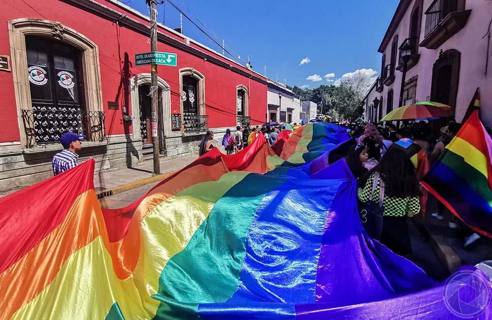 Celebran diversidad sexual con colorida y alegre marcha en Oaxaca