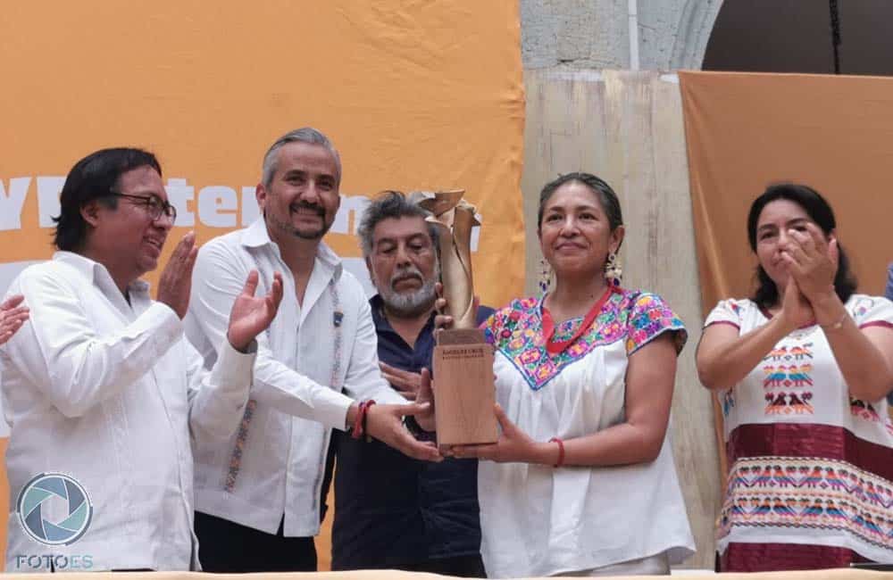 UABJO entrega reconocimiento a la cineasta oaxaqueña Ángeles Cruz