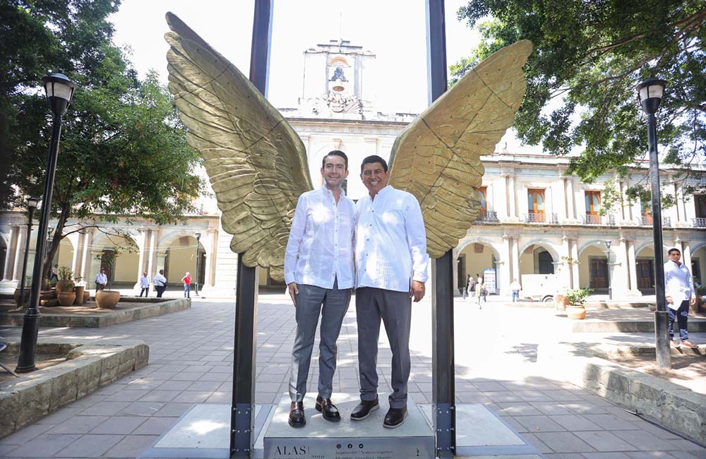 Develan escultura monumental Alas de México frente a Palacio de Gobierno