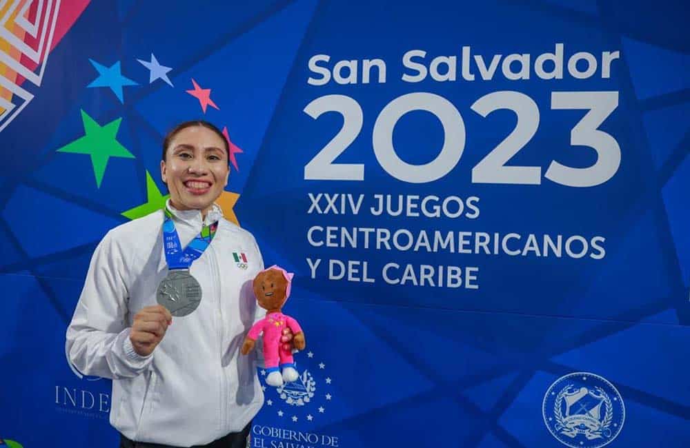 Karateca oaxaqueña Xhunashi Caballero gana medalla de plata para México