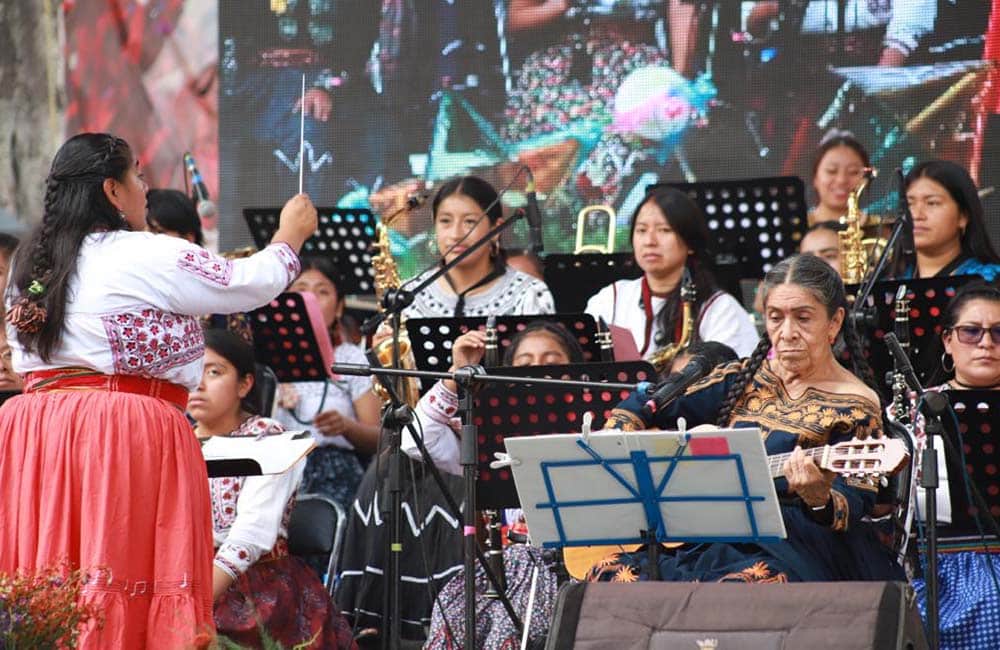 Cautiva concierto de Oaxaqueñísimas en la Alameda de León