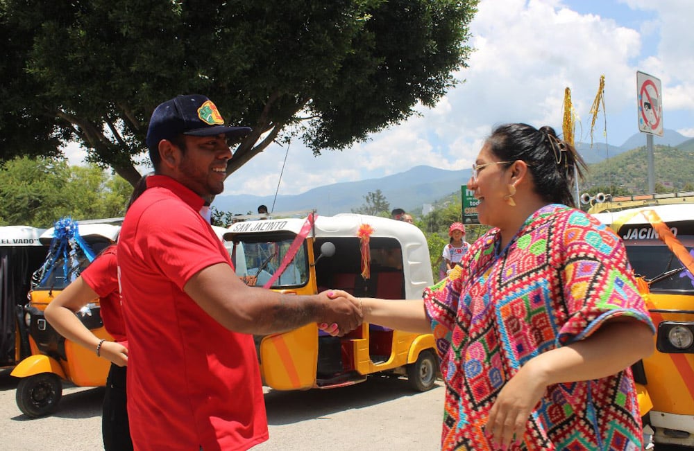 Celebra Gaby Díaz con mototaxistas, el día de la y el taxista oaxaqueño