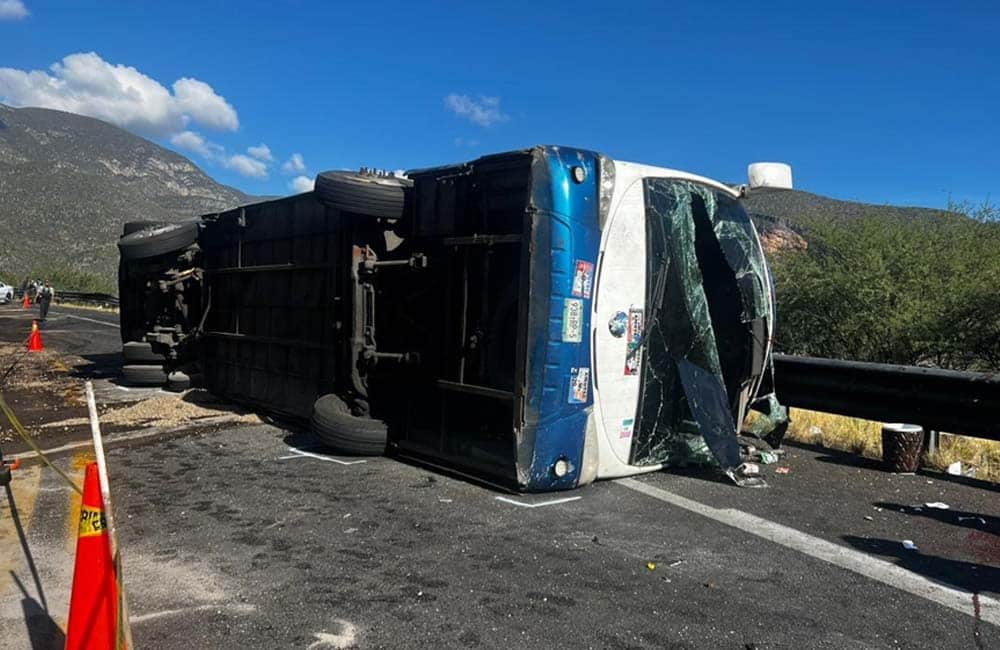 Confirman 16 personas migrantes fallecidas en la volcadura de autobús