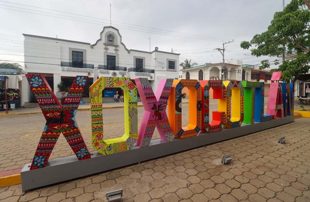 Devela Chente Castellanos nueva imagen de letrero monumental de Xoxo