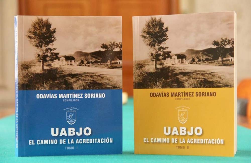 Presentan libro de historia de acreditación de la UABJO