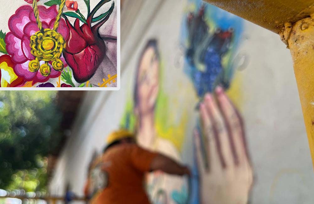 Estudiantes UABJO pintan mural para concientizar sobre el cáncer de mama