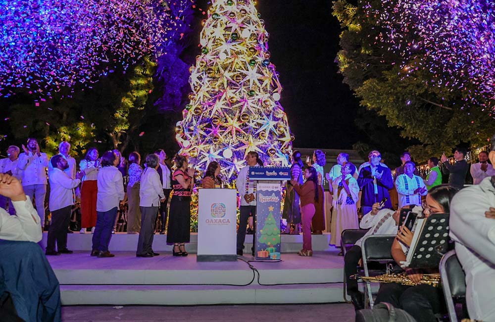 Comienzan fiestas decembrinas en Oaxaca con encendido de árbol de navidad