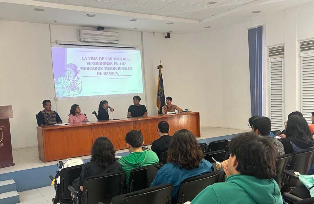 Estudiantes de la UABJO investigan sobre organización social de las mujeres