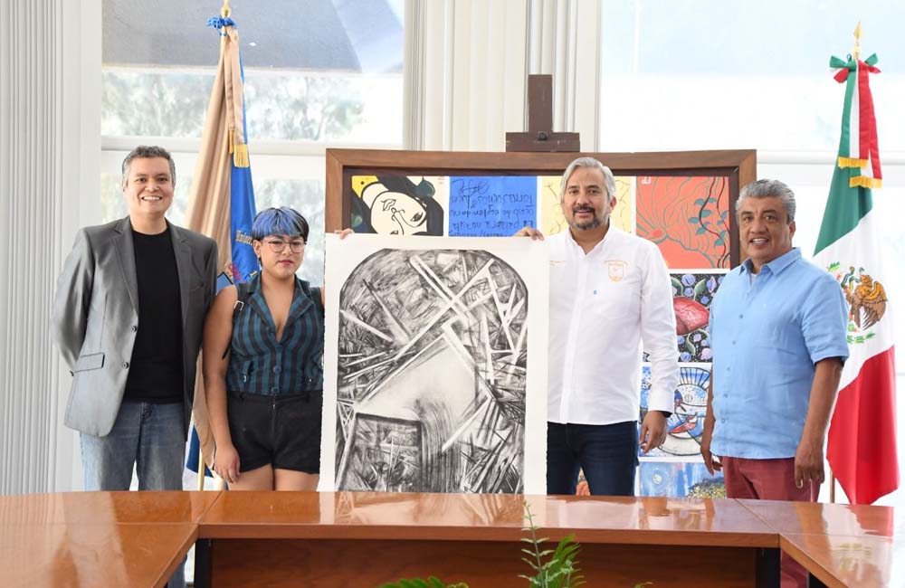 La artista veracruzana Ezia León dona una de sus obras a la UABJO