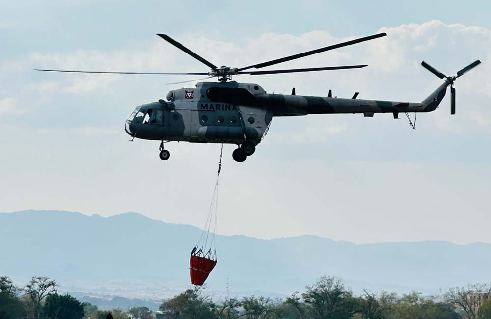 Helicóptero de la Marina se dirige hacia San Lucas Quiaviní para combatir incendio