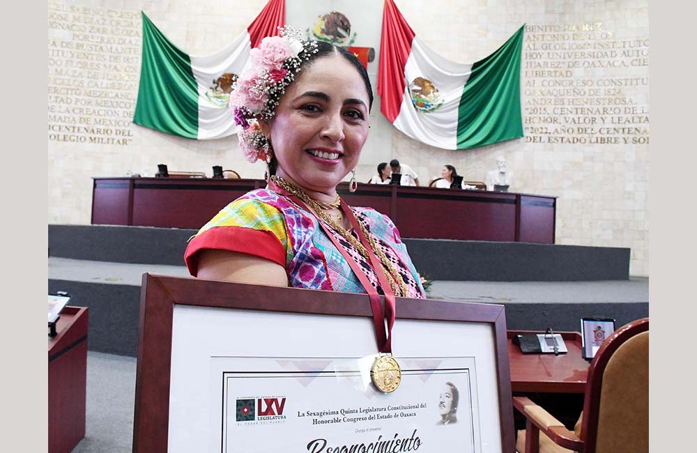 Cantautora oaxaqueña Patricia Alcaraz recibe la medalla “Álvaro Carrillo”