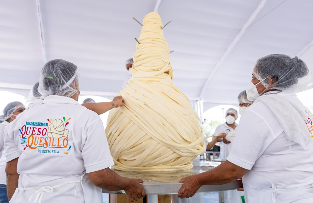 Oaxaca rompe Récord Guinness con el quesillo más grande del mundo