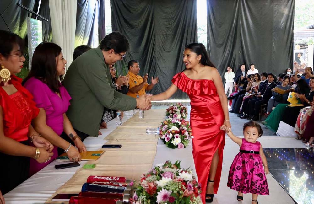 En original ceremonia se gradúan 157 profesionistas de la Facultad de Idiomas UABJO