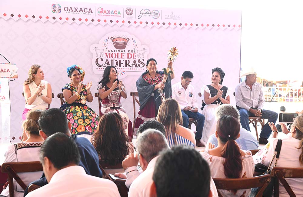 Celebran Festival de Mole de Caderas con Convite y Guelaguetza Ñuu Savi