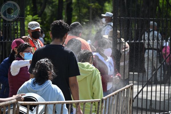 Vacunación de mayores de 18 años en el Hospital Militar de Ixcotel