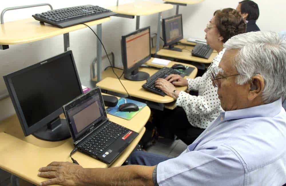 Adultos mayores trabajando