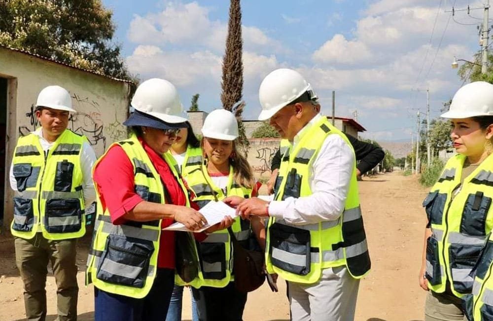 Chente Castellanos entrega drenaje en La Paz Xoxo