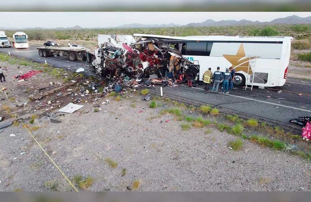 Chocan-un-autobús-y-dos-tráileres-en-Sonora;-16-muertos,-el-saldo