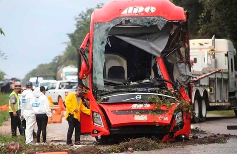 Deja-accidente-14-pasajeros-fallecidos-y-28-lesionados-en-la-carretera-Cancún-Mérida