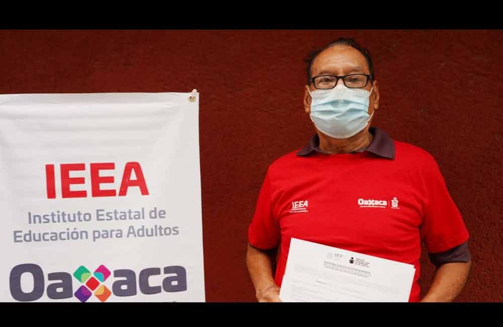 Don-Timoteo,-de-82-años,-termina-su-primaria-con-el-IEEA-Oaxaca-2