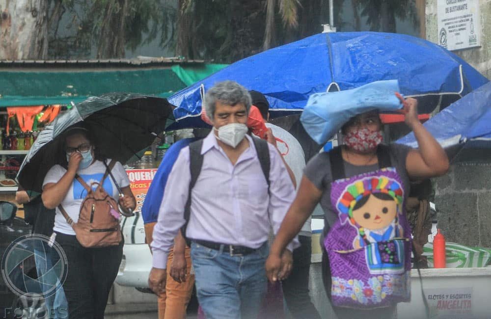 Gente bajo la lluvia Oaxaca