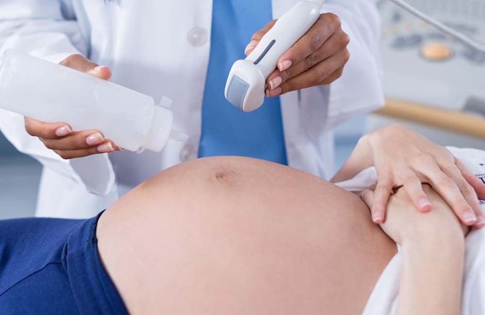 Mujer embarazada en consulta