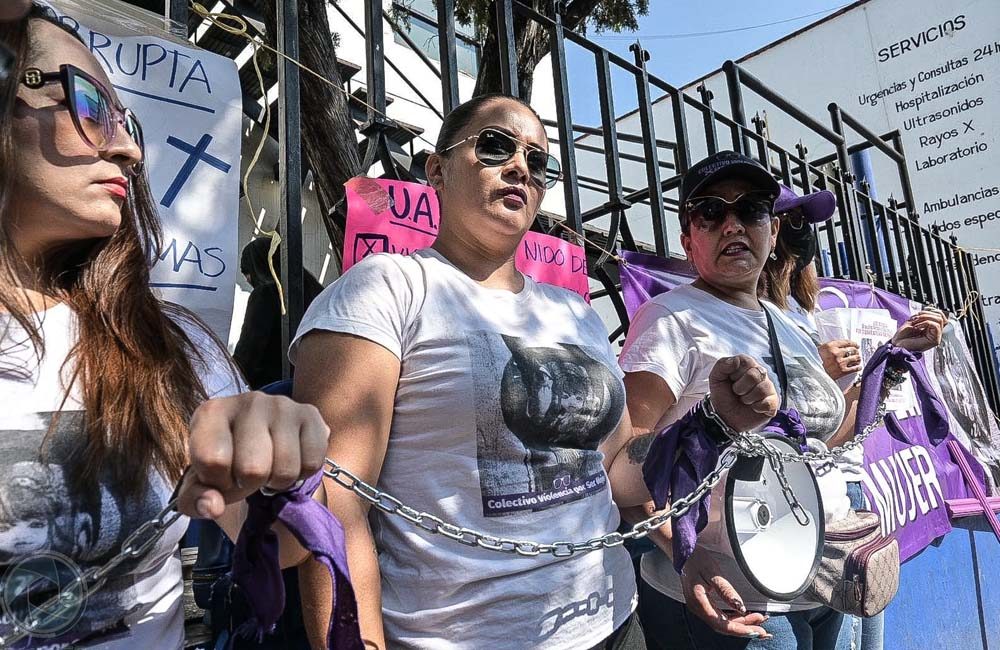 Mujeres encadenadas en Fiscalía de Oaxaca