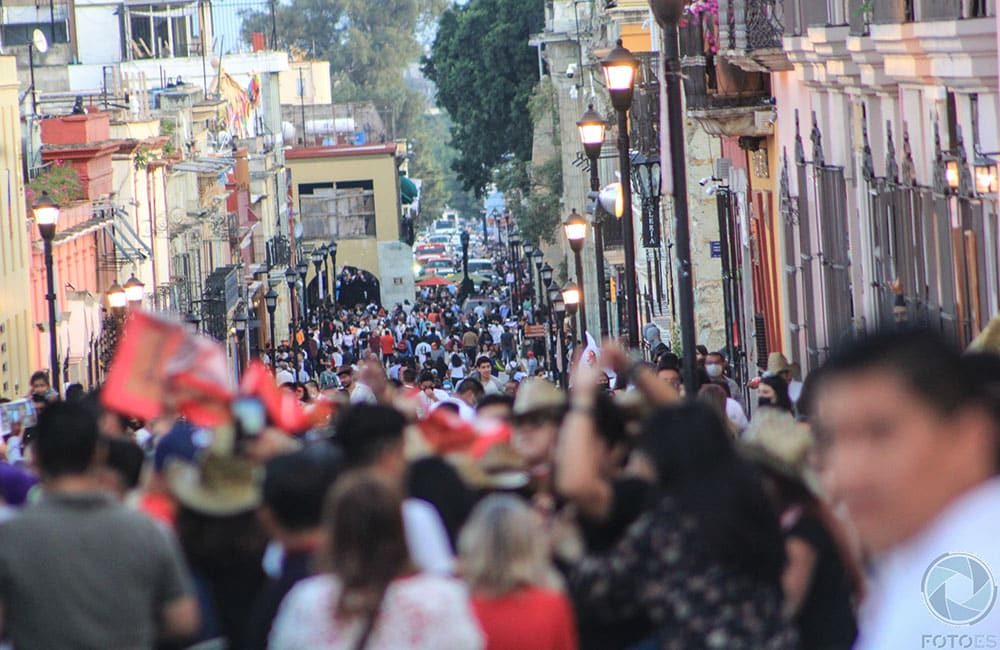 Multitud en calles de Oaxaca