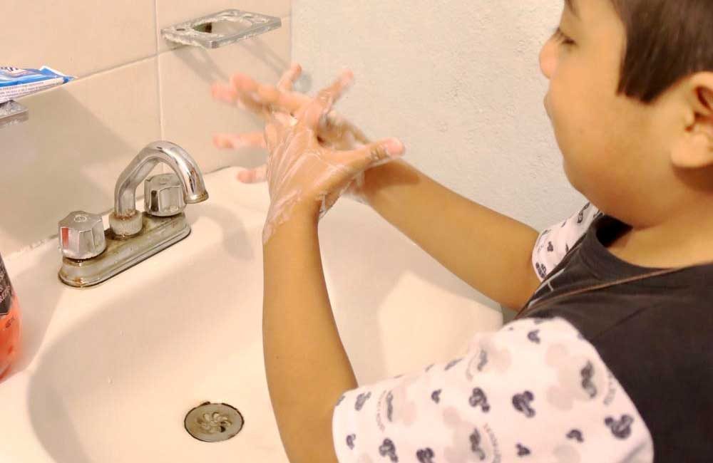 Niño-lavandose-las-manos