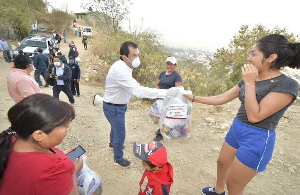 Oswaldo-García-entrega-apoyos-a-colonias-pobres-de-Pueblo-Nuevo-7