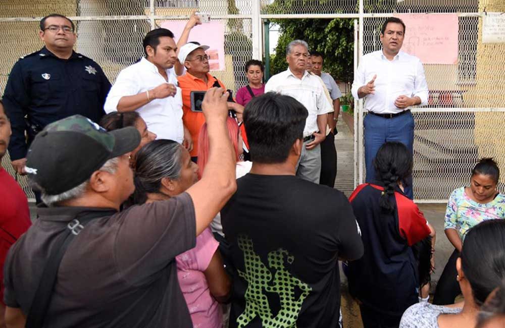 Oswaldo-García-recorre-la-escuela-afectada-por-explosión