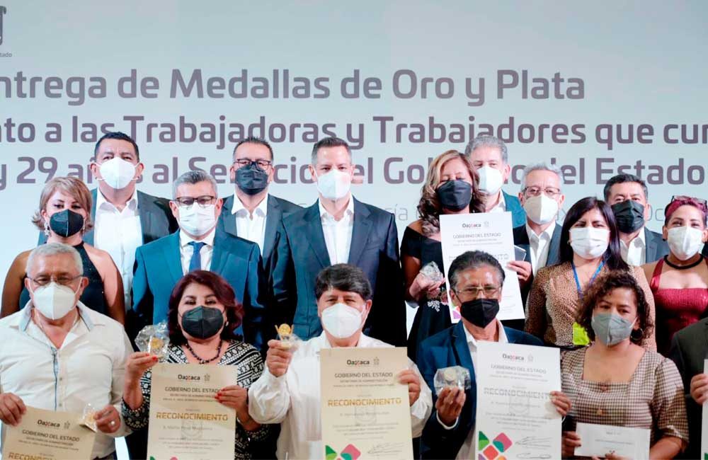 Reconoce-Gobierno-de-Oaxaca-a-trabajadoras-y-trabajadores-de-base-5