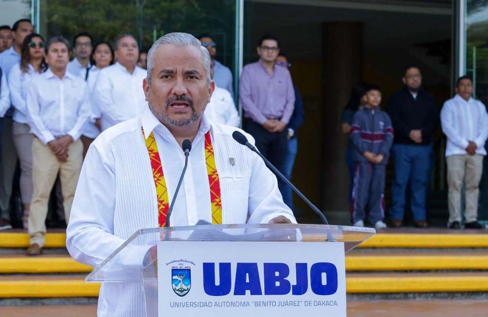 Rector Cristian Carreño UABJO